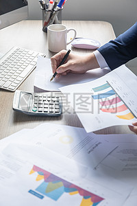 商務男士制作財務報表