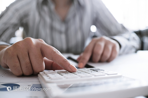 財(cái)務(wù)員檢查核對賬目